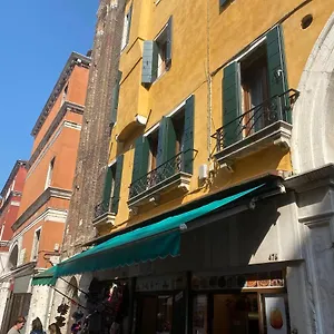 https://antique-historical-apartment.hotelslidodijesolo.com